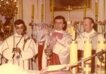 Od lewej: diakon Jacek Sołtyka, Prymicjant, śp. ks. proboszcz Marian Panek